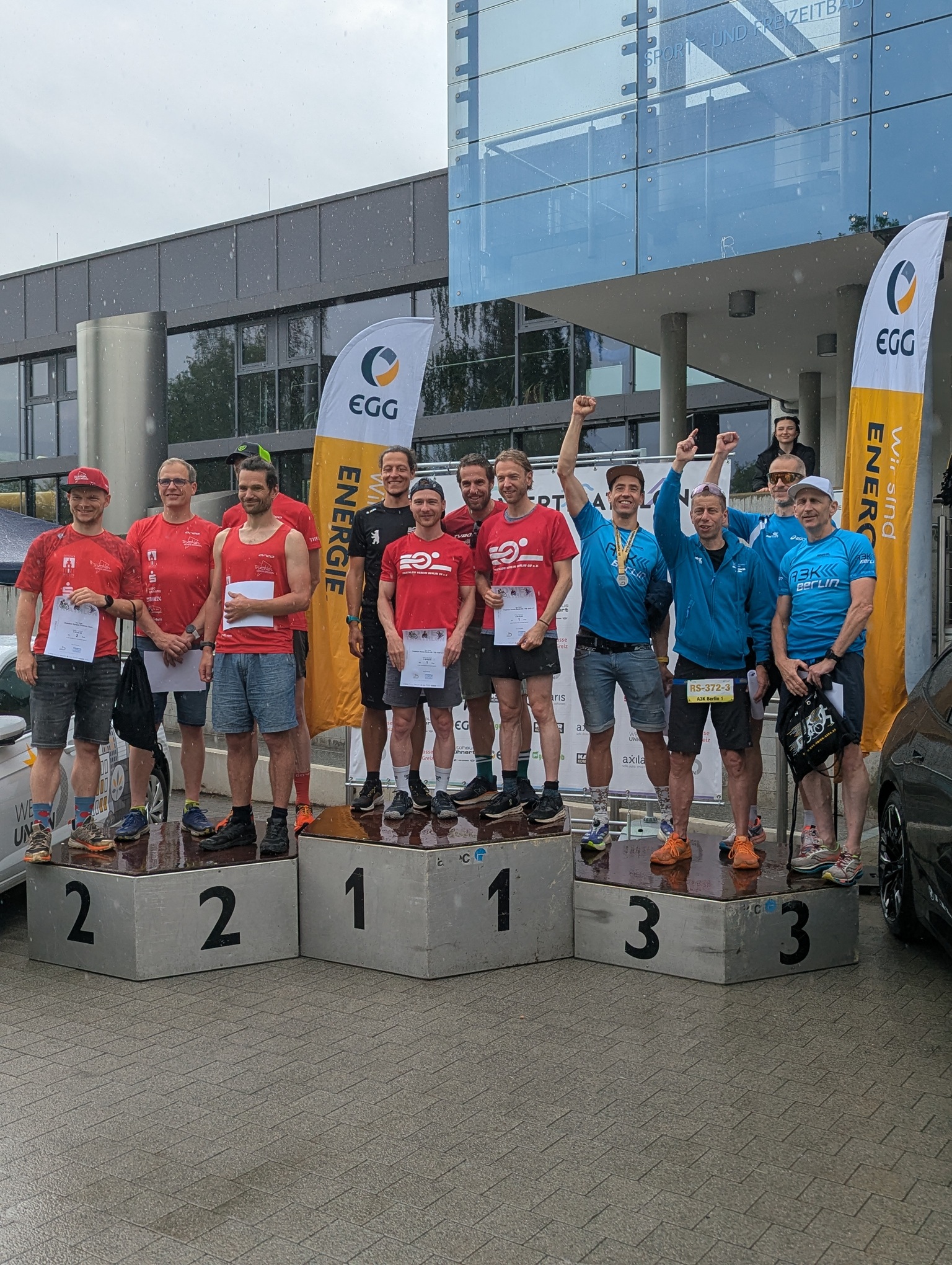 Das Team des TVB09 Berlin strahlt nach dem erfolgreichen Wettkampf in Gera, Teamgeist pur!
